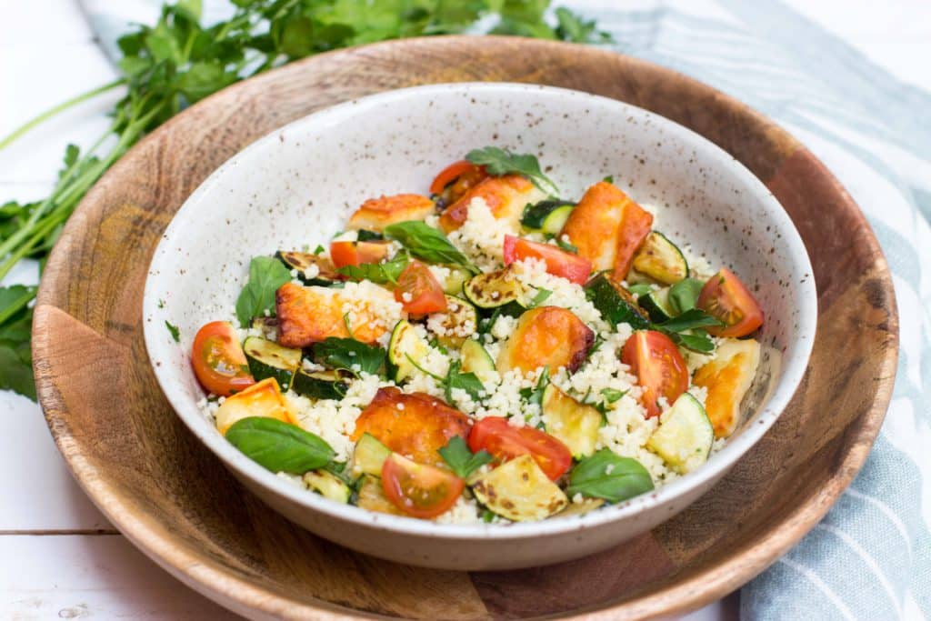 Kruidige Couscous Met Haloumi En Courgette Kokerellen